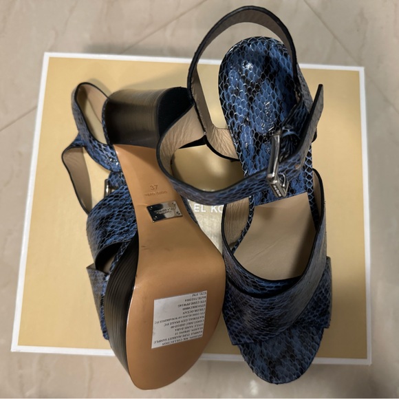 Size 6M, Michael Kors. New on box with tag. - Picture 2 of 7